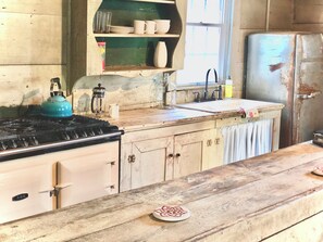 Fridge, microwave, oven, stovetop - Charming historic cottage in Enoree (Enoree)