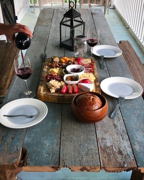 Outdoor dining - Charming historic cottage in Enoree (Enoree)