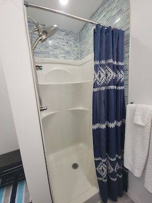 Dusche, Haartrockner, Handtücher, Toilettenpapier