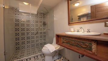 Habitación doble superior, 1 habitación | Baño | Secadora de cabello, toallas, jabón, shampoo