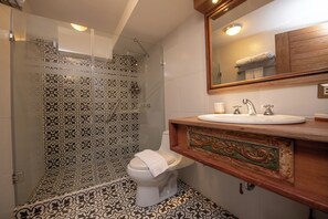 Superior Double Room, 1 Bedroom | Bathroom | Hair dryer, towels, soap, shampoo - Artinka Boutique Hotel (Cusco)