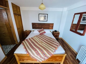 Standard-Doppelzimmer | Zimmersafe, Schreibtisch, laptopgeeigneter Arbeitsplatz