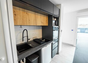 Kühlschrank, Mikrowelle, Ofen, Wasserkocher mit Kaffee-/Teezubehör