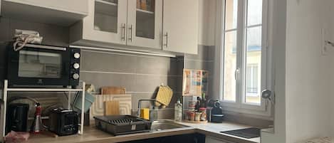 Frigorifero, microonde, forno, macchina per tè/caffè