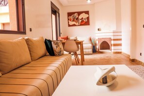 Smart TV, fireplace - Typical Moroccan 2BR, Pool, Gym, Security 24h (Marrakech)