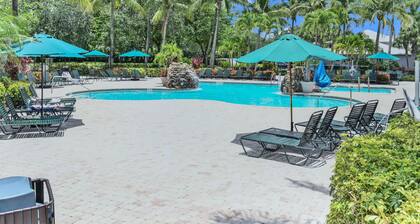 New Listing - 1st Floor Luxury Lakeview Golf Condo - Resort Pool - Hot Tub -Gym