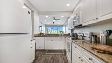 Jääkaappi, mikroaaltouuni, uuni, liesi