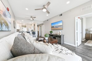 Smart TV - New Listing - 1st Floor Luxury Lakeview Golf Condo - Resort Pool - Hot Tub -Gym (Naples)