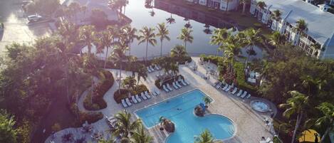 Een buitenzwembad, een verwarmd zwembad