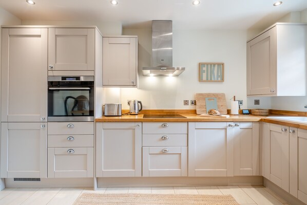 Fridge, oven, dishwasher, cookware/dishes/utensils