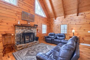 Fernseher, Kamin, DVD-Player