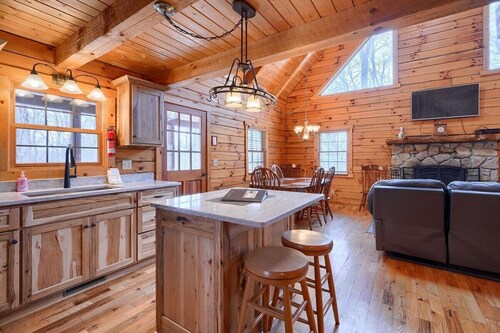Woods Edge Cabin | Hocking Hills, Hot Tub, Pets