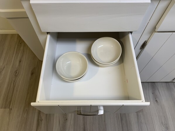 A kitchen drawer with two white bowls. - Central Bellevue Guesthouse  (Bellevue)