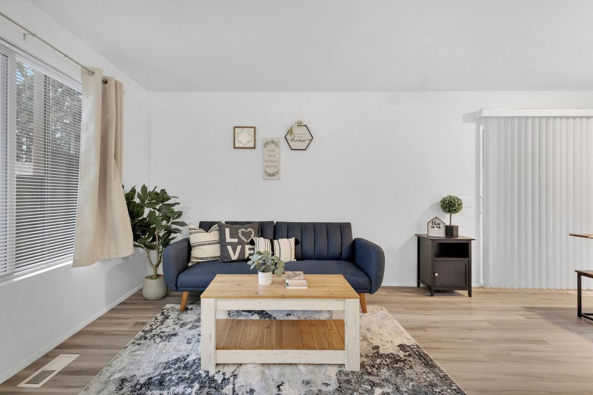 Økonomi-bungalow, aircondition, hageutsikt | Oppholdsområde | En 32-tommers LCD-TV med digitale kanaler samt Netflix og Hulu