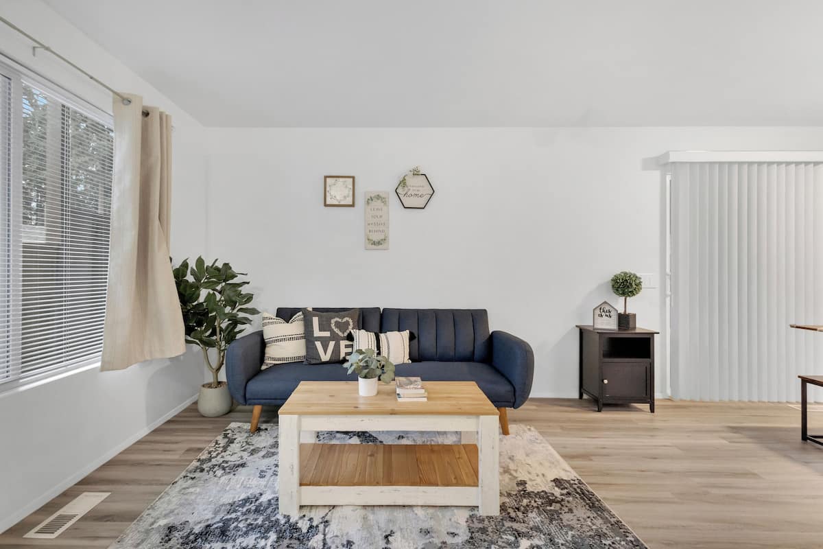 Economy Bungalow, Air conditioning, Garden View | Living area