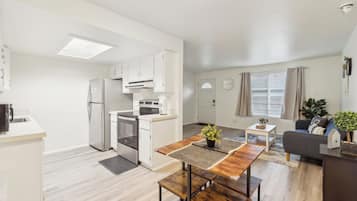 Economy bungalow, airconditioning, uitzicht op tuin | Privékeuken | Een koelkast/vriezer, een magnetron, een oven, een kookplaat