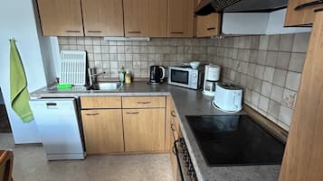 Een koelkast, een microgolfoven, een oven, een kookplaat