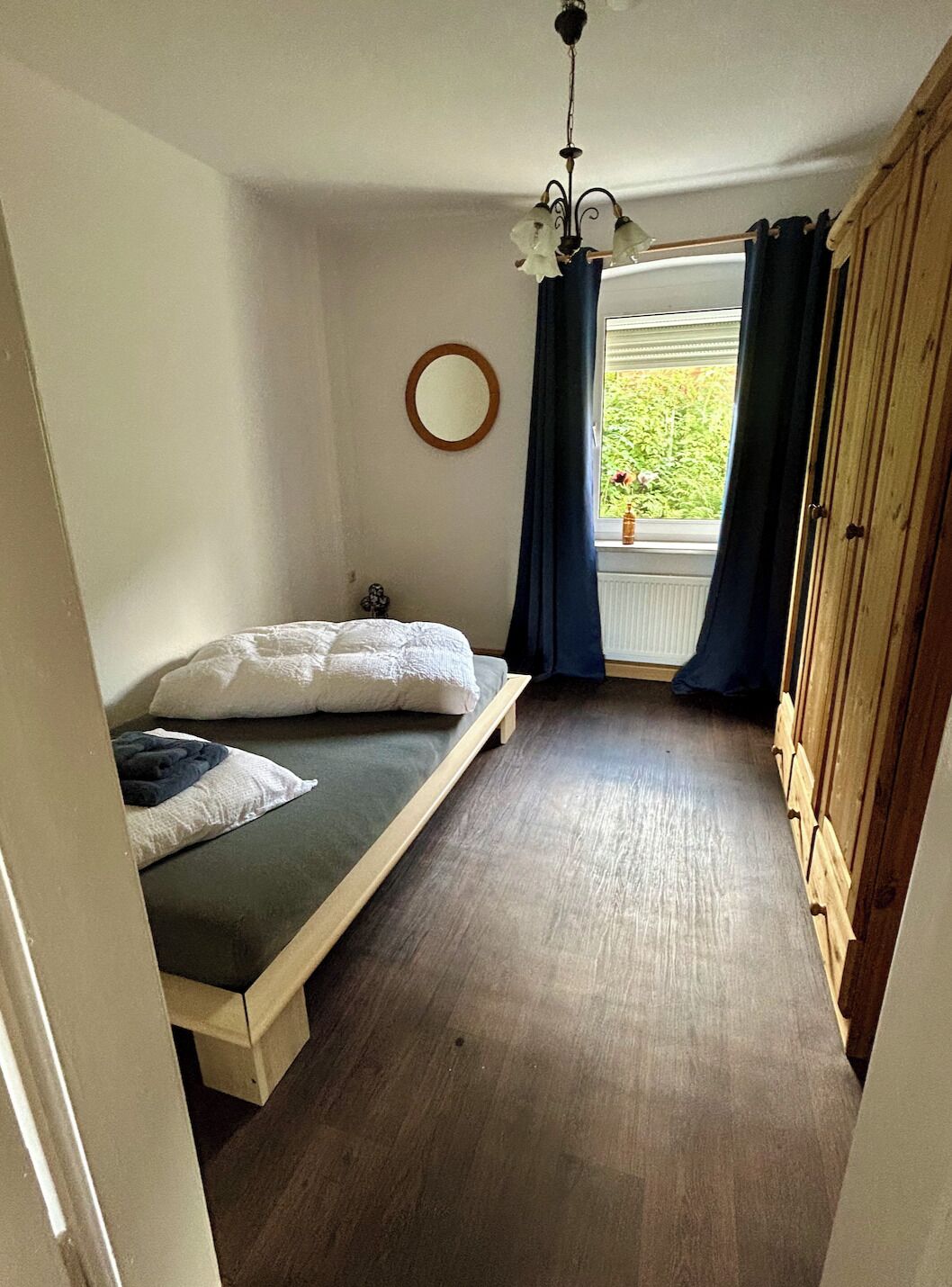 2 bedrooms, desk, bed sheets