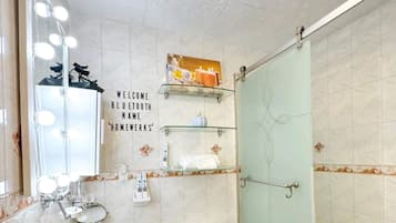 Hårtork, handdukar, tvål och toalettpapper