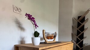 A wooden desk with a white vase and a purple orchid. - Apartment ideally located, Beach / Motorway / Shops / Hospital / Railway station... (Verton)