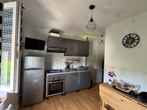 Fridge, microwave, oven, stovetop - Apartment ideally located, Beach / Motorway / Shops / Hospital / Railway station... (Verton)