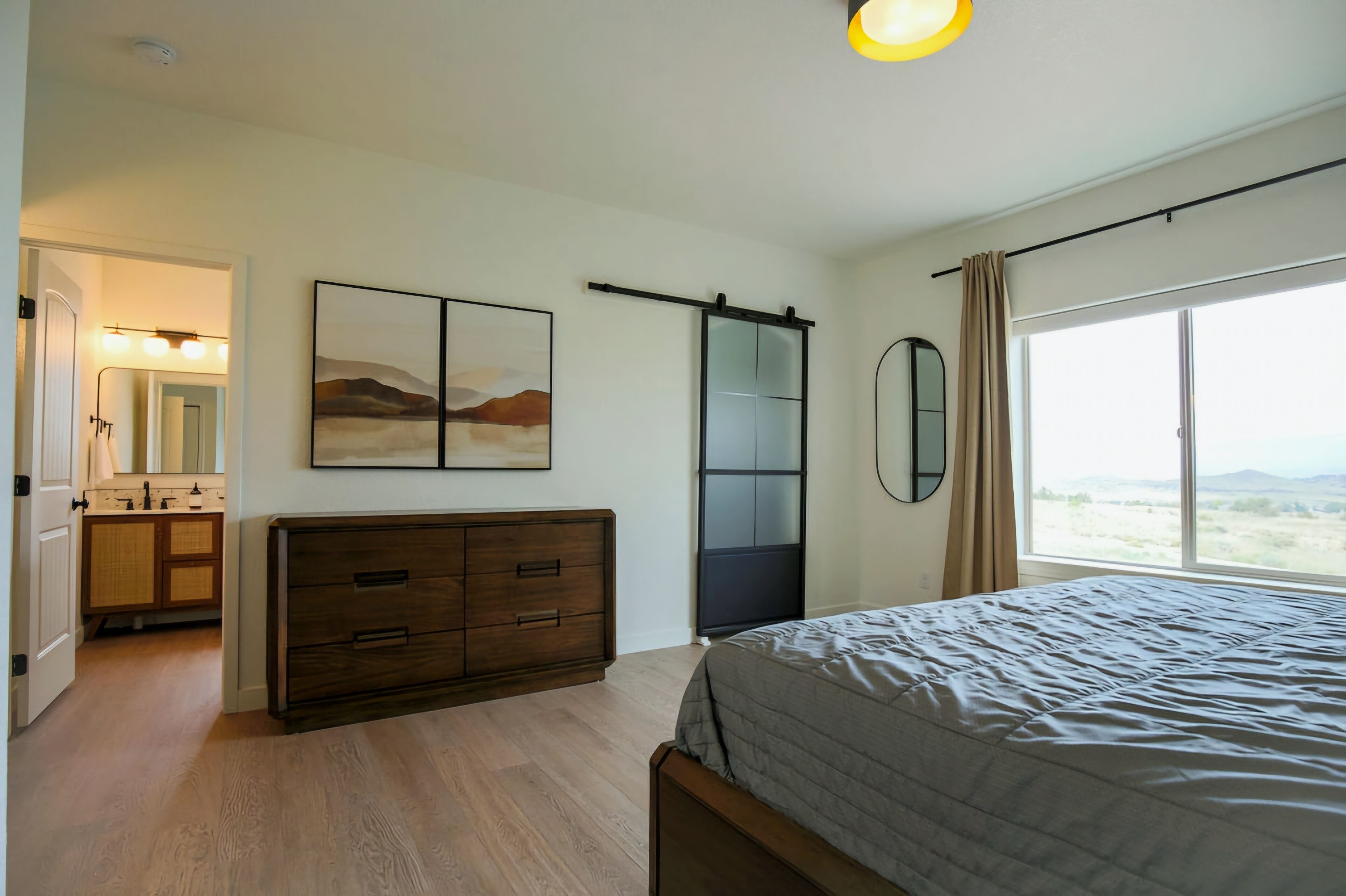 3 habitaciones, tabla de planchar con plancha y cuna de viaje 