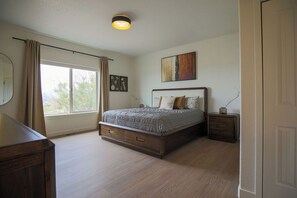 3 habitaciones, tabla de planchar con plancha y cuna de viaje 