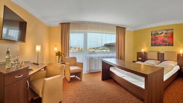 Habitación doble Deluxe, 1 cama Queen size, lanai, vista a la montaña | Caja de seguridad en la habitación y escritorio