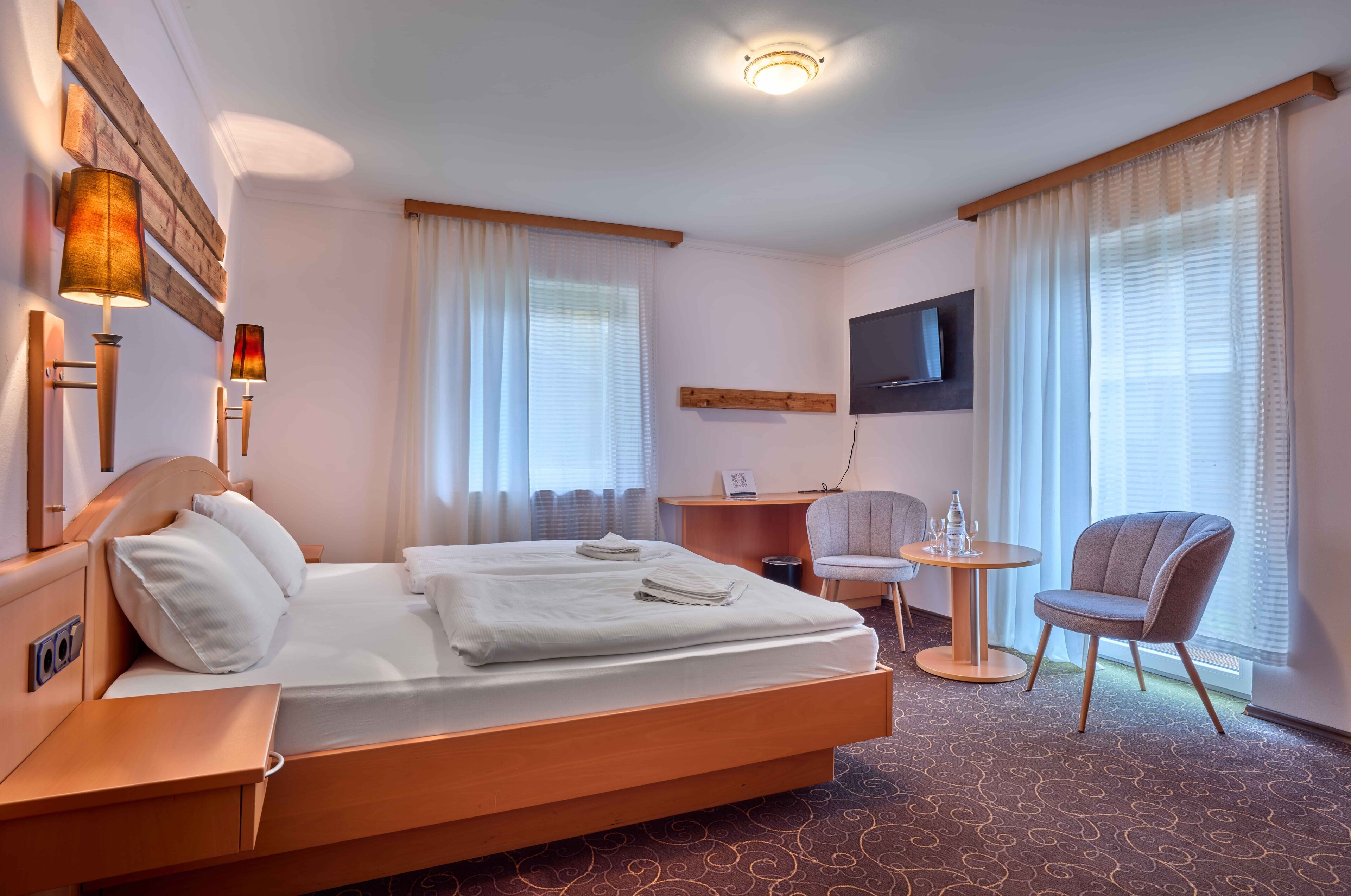 Standard Double Room, 1 King Bed, Non Smoking, Mountain View | In-room safe, desk, laptop workspace, blackout drapes