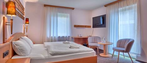 Chambre Double Standard, 1 trĂšs grand lit, non-fumeurs, vue montagne | Coffres-forts dans les chambres, bureau