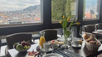 Free daily buffet breakfast