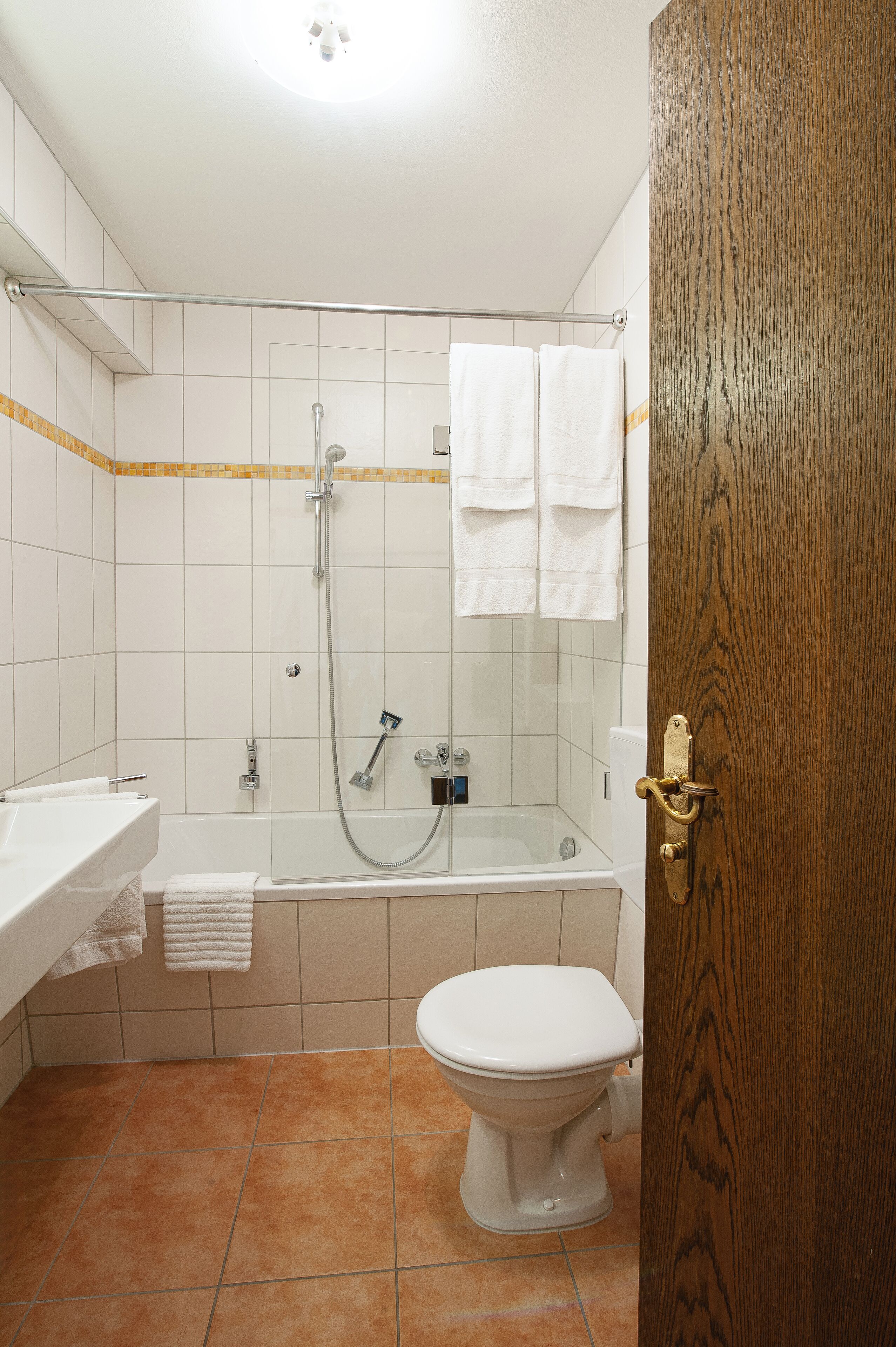 Un bagno con doccia, wc e lavandino.