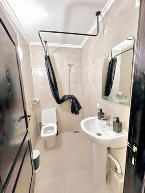 Toallas, jabón, papel de baño 