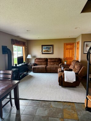 Smart TV, stereo - Private Sandy Beach - 5 Bedroom - 9 Bed MN Lake Home (Pelican Rapids)