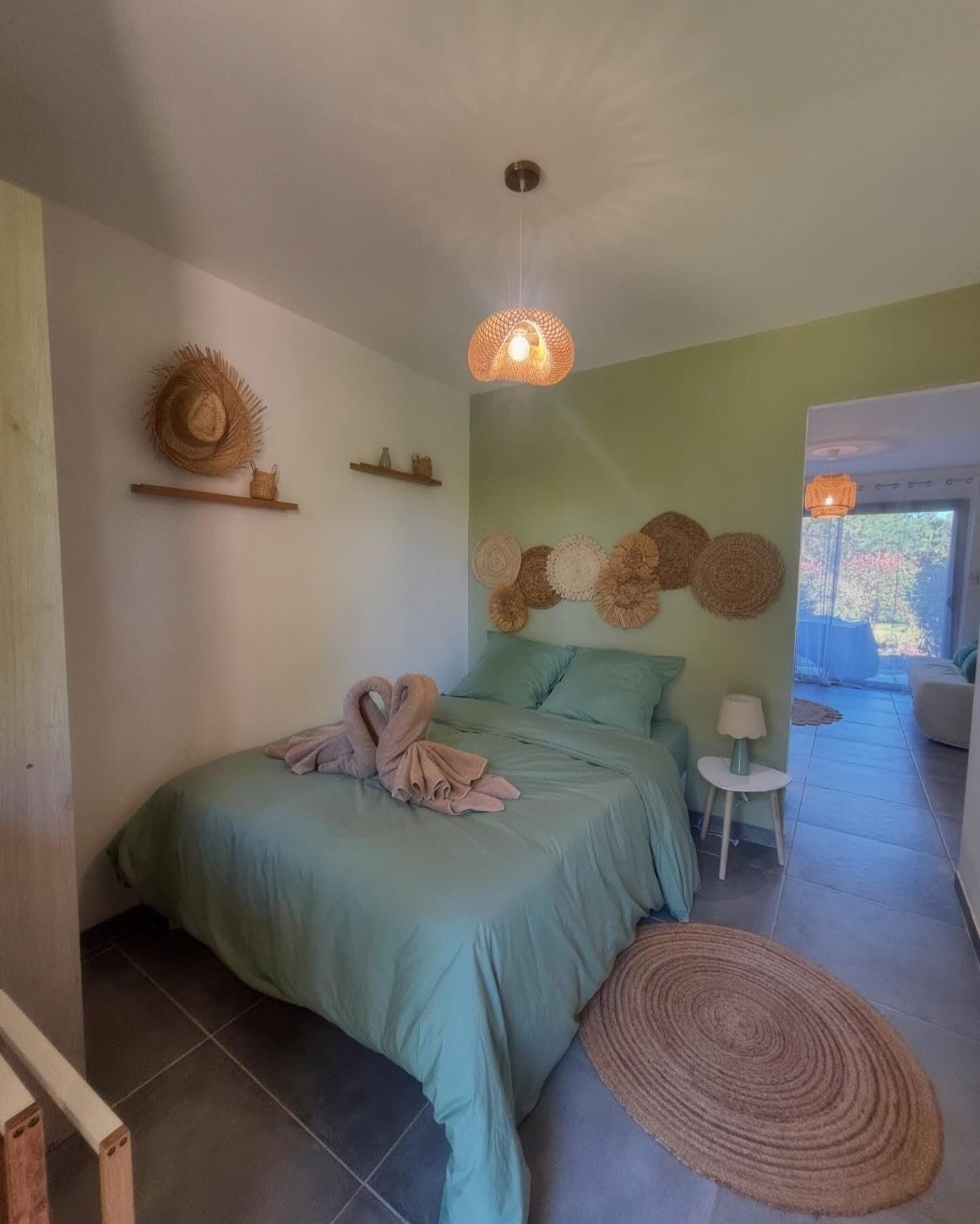 2 bedrooms, iron/ironing board, bed sheets