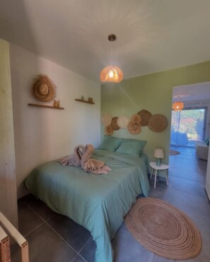 2 عدّة غرف نوم ومكواة/لوح كي وملاءات أسرّة