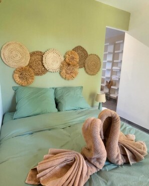 2 bedrooms, iron/ironing board, bed sheets