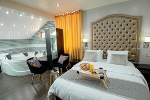 Rom – deluxe | Safe på rommet, skrivebord, strykejern/-brett og wi-fi (inkludert)