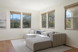 TV - Spacious 4-bedroom condo close to SB East Beach (Santa Barbara)
