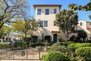 Exterior - Spacious 4-bedroom condo close to SB East Beach (Santa Barbara)