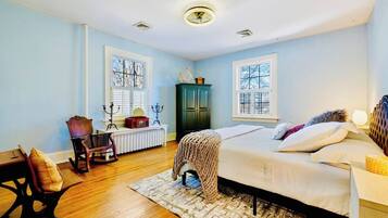 5 bedrooms, iron/ironing board, WiFi, bed sheets