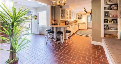 The Good Knight Inn BnB- Bedrm 4.5 bath Historic Mansion