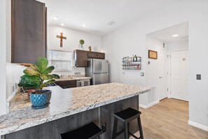 Cookware/dishes/utensils, paper towels