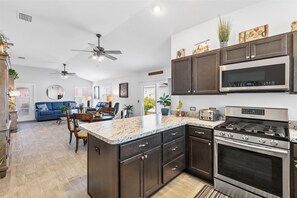 Cookware/dishes/utensils, paper towels