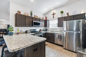 Cookware/dishes/utensils, paper towels