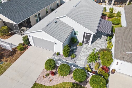 Spacious villa in The Villages w/ nice outdoor area south of turnpike.