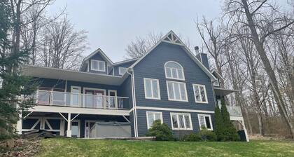 Stunning 4 season home with a superb view of Georgian Bay and all the amenities
