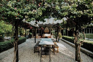 Outdoor dining - ENCINO RETREAT, Encino Retreat, Pool, Entire House (Los Angeles)