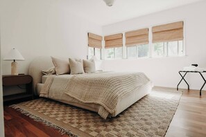 4 bedrooms, iron/ironing board, Internet, bed sheets - ENCINO RETREAT, Encino Retreat, Pool, Entire House (Los Angeles)