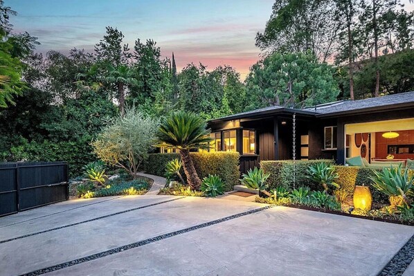 Property grounds - ENCINO RETREAT, Encino Retreat, Pool, Entire House (Los Angeles)